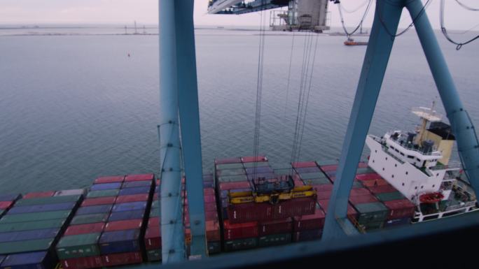 港口货轮集装箱装货过程