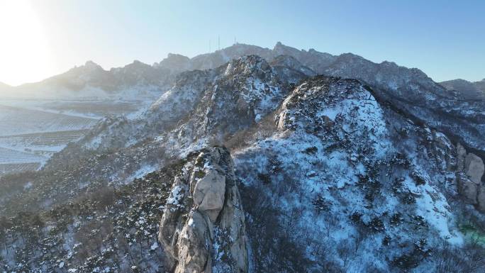 航拍冬季雪后的昆嵛山泰礡顶和莽莽群山