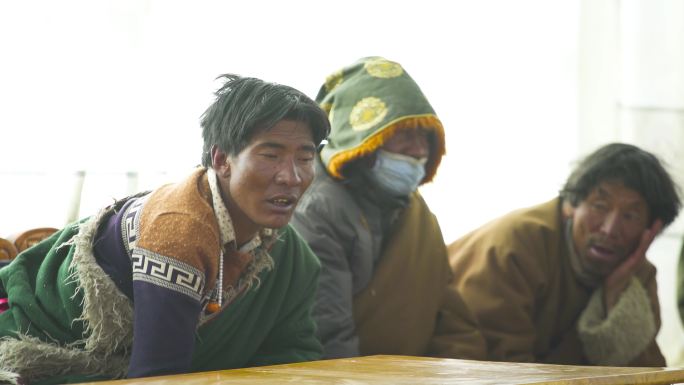 村委会 藏族衣服 高原红 贫困地区