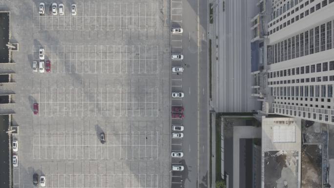 4K俯瞰空旷的停车场
