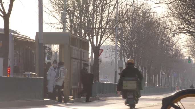 城市街道冬天骑行车流都市生活忙忙碌碌的人