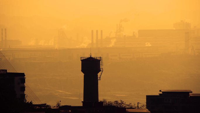4k夕阳下的工厂工业烟囱能源排放浓烟滚滚