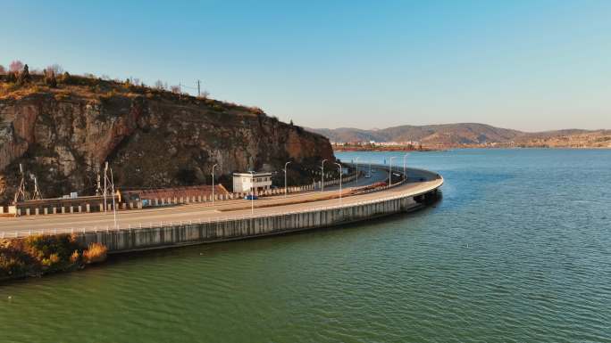 滇池南岸最美景观公路芦柴湾段航拍视频素材