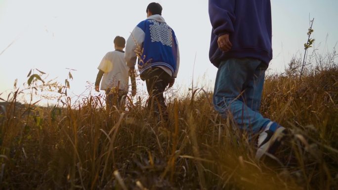 一群阳光少年山顶奔跑追逐希望登山背影爬山