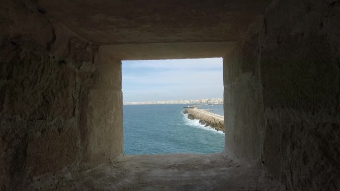 亚历山大堡垒洞口看海