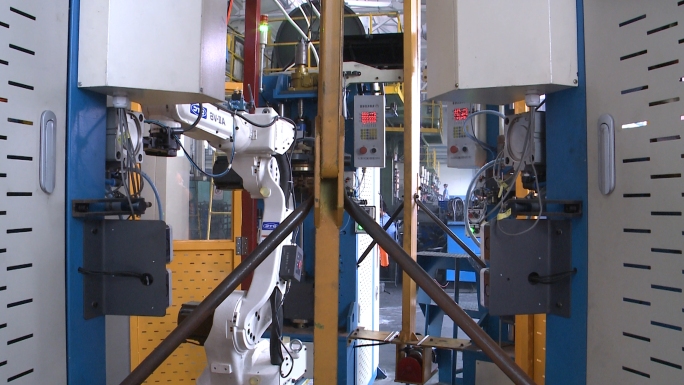 工业机器人生产加工