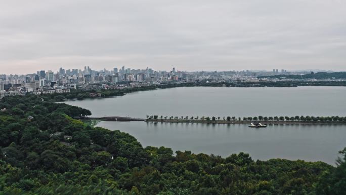 小轮车手在宝石山上俯瞰杭州城市