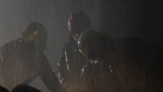 防汛抢险工人施工晚上暴雨中排涝救援