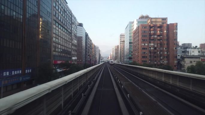 穿过城市的无人驾驶地铁火车捷运城轨