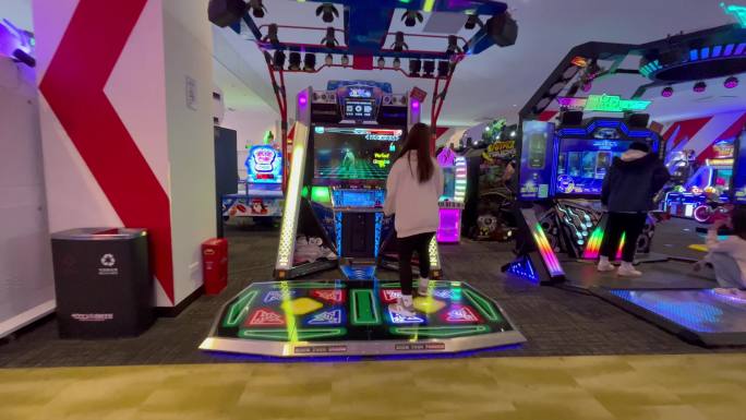 【4K环绕运动】实拍电玩城女孩玩跳舞机