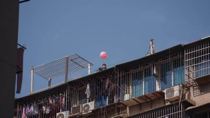 4K正版-长沙居民区楼顶拿气球的小孩01