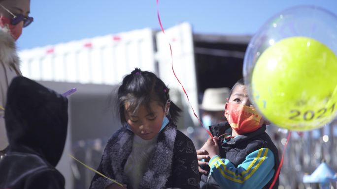 高原地区 西藏小孩 西藏大街