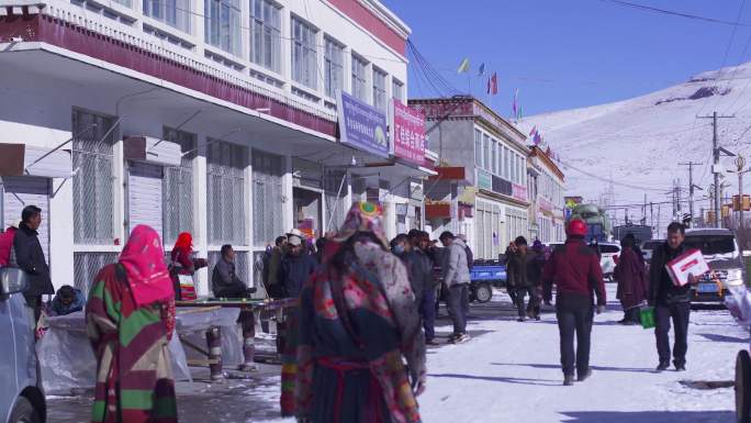 高原冬天大街 西藏冬天大街上