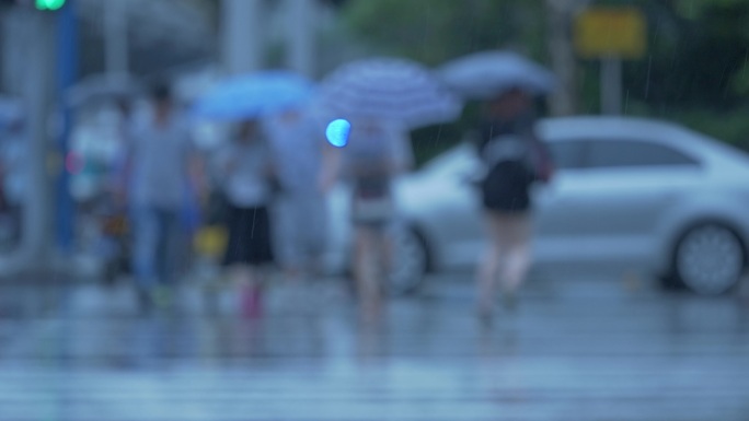 下雨打伞的人流高速摄影