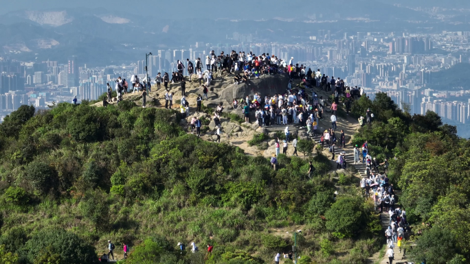 航拍爬山的人群 深圳梧桐山