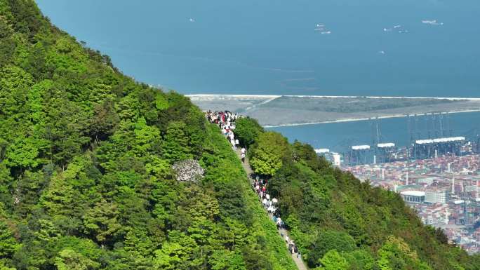 航拍爬山的人群 深圳梧桐山