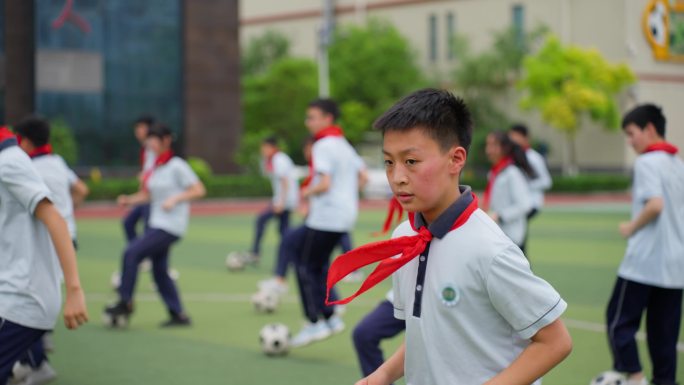 学生在学习踢足球