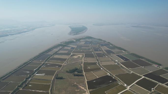 福建漳州海门岛盐田晒海盐