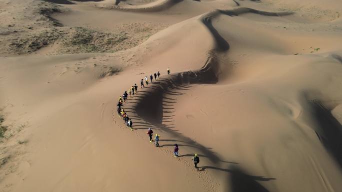 沙漠徒步团建户外探险4K航拍
