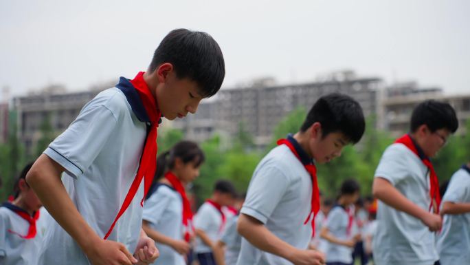 学生学习足球