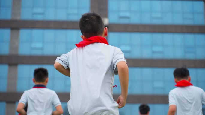 小学生学习足球