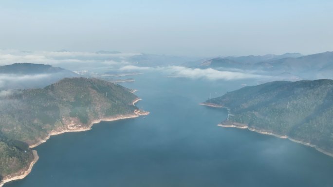 4K航拍 万峰湖水面