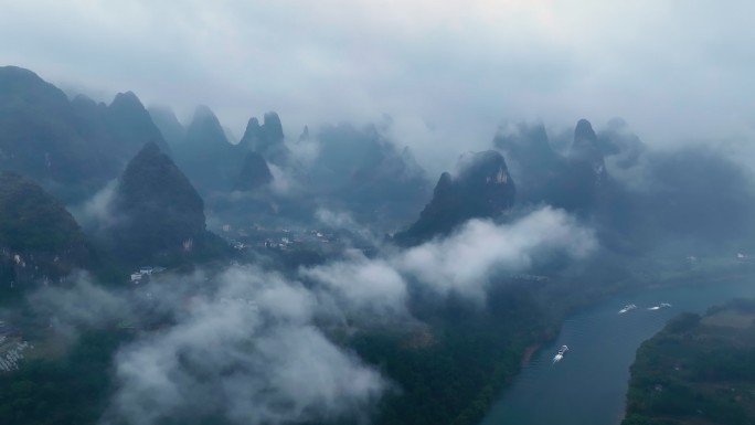 桂林漓江烟雨村庄