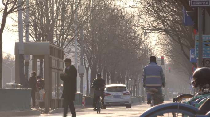 辛苦打工市井城市生活骑车背影下班后回家