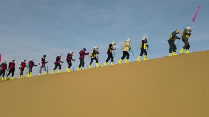 冬季沙漠徒步团建踏雪而行4K航拍