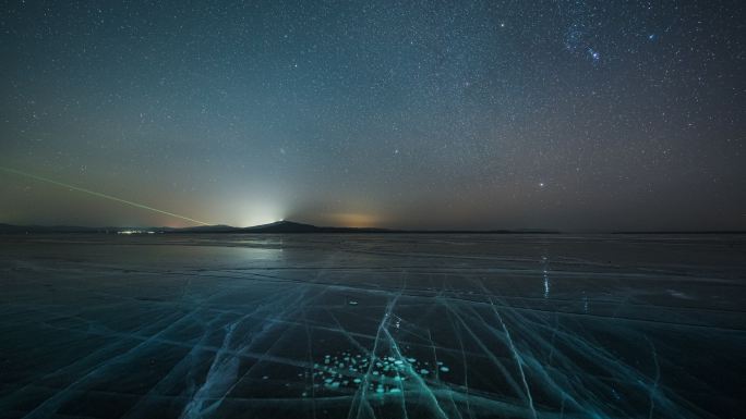 4K冬季东北星空流星雨冰冻冰湖延时摄影