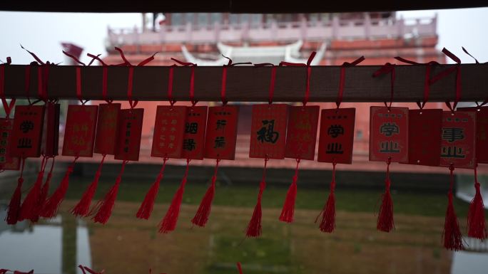 洛带古镇春节祈福挂红绳