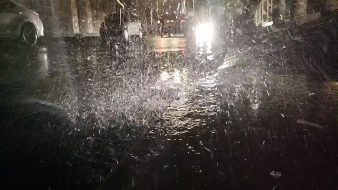 黑色背景逆光水花雨滴飞溅逆光雨水屋檐滴水