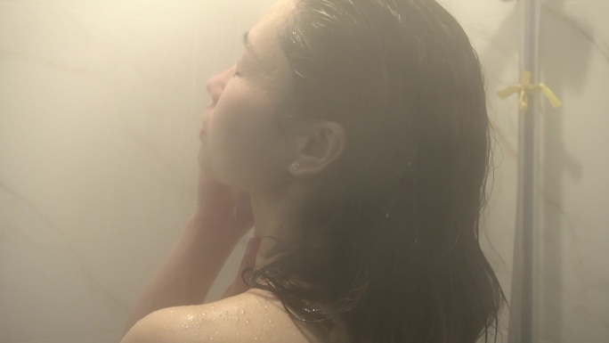 女人淋雨洗澡背影