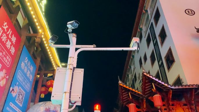 商业街上的监控治安探头摄像头