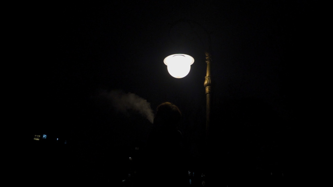 夜晚路灯下孤独身影吸烟男人伤感视频失意