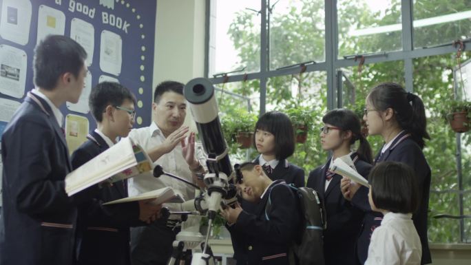 物理老师天文望远镜前给学生讲解