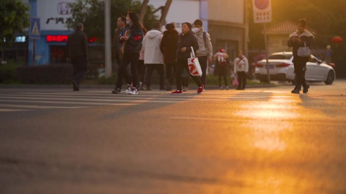 夕阳下行人过马路