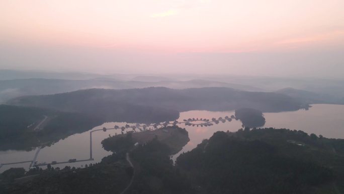 湖北宜昌当阳关雎河畔，山林清晨日出航拍