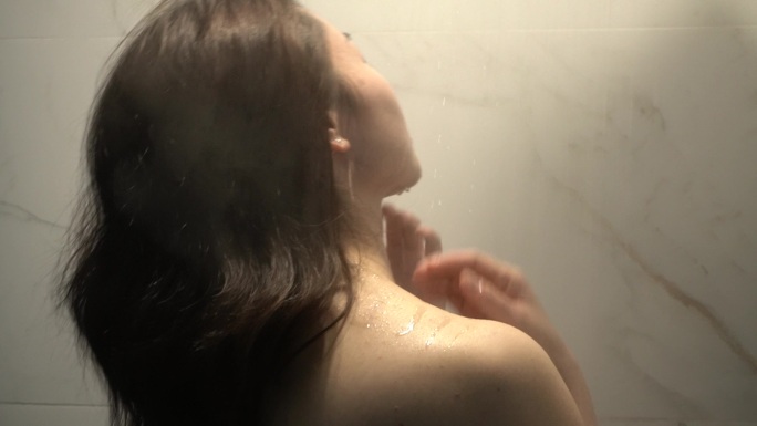 女人洗澡的背影