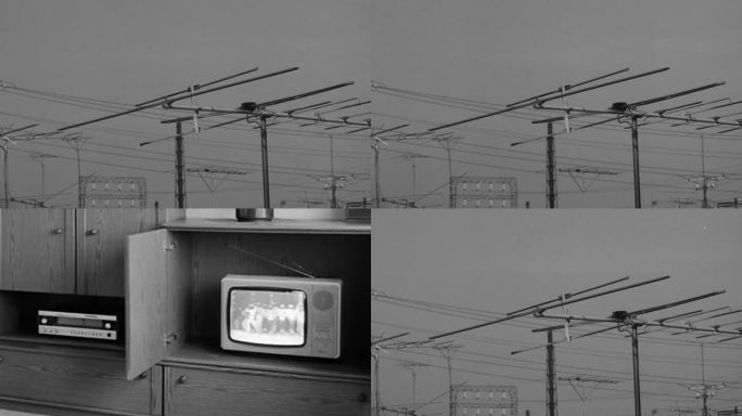上世纪观众观看黑白电视机信号发射接收天线