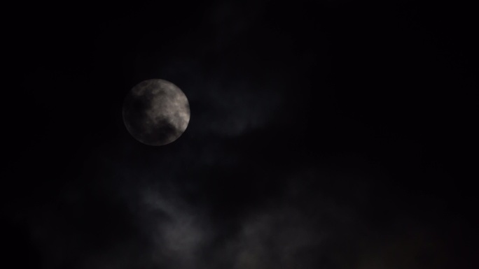 月亮穿过乌云