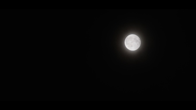夜晚空中的圆月月亮延时镜头