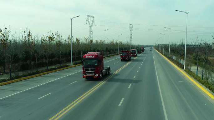 陕汽重卡行驶在道路上航拍