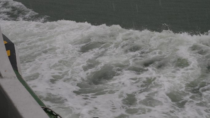 雨中大海船行驶波浪升格
