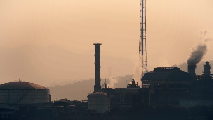 空气污染工业化工厂浓烟滚滚剪影