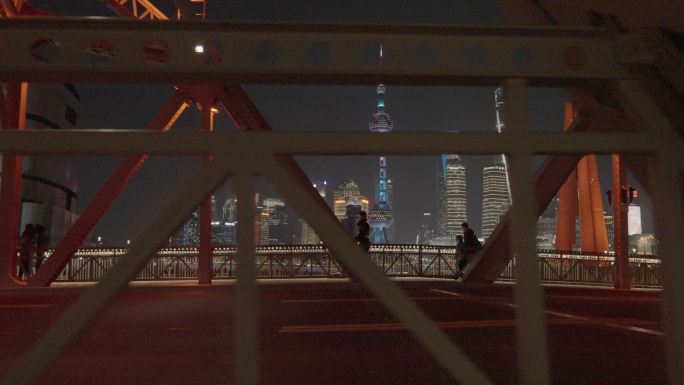 上海外滩苏州河畔外白渡桥夜景人流