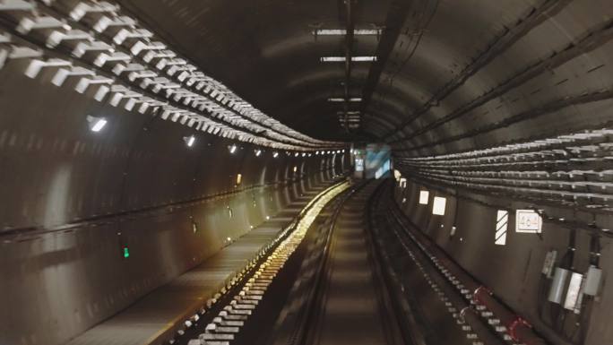地铁隧道中行驶 穿梭 公共交通