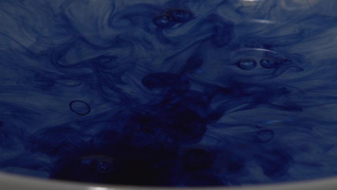【4K灰度】蓝色墨汁水中晕染