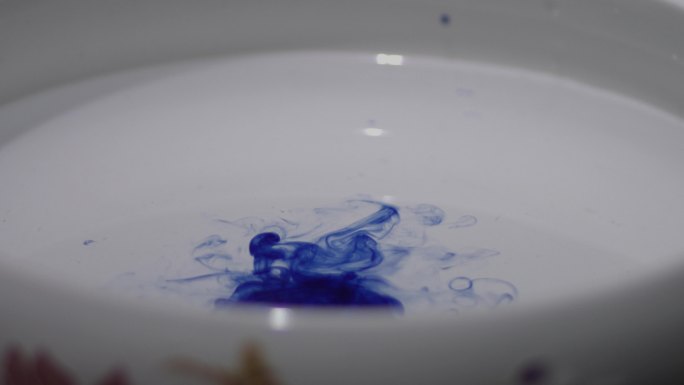 【4K灰度】蓝色墨汁水中晕染升格