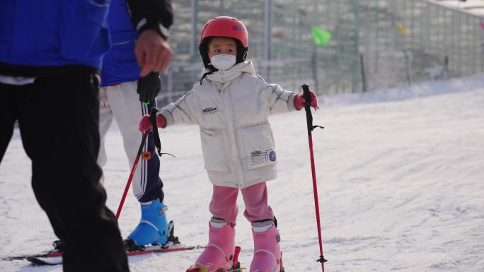 【4K】滑雪场滑雪的老人 学习滑雪的孩子